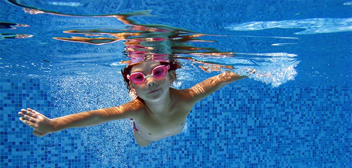 8 tipů, jak naučit děti plavat