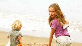 Víte, že před slunečními paprsky můžete své děti chránit nejen krémy s ochrannými UV filtry, ale i oblečením? 