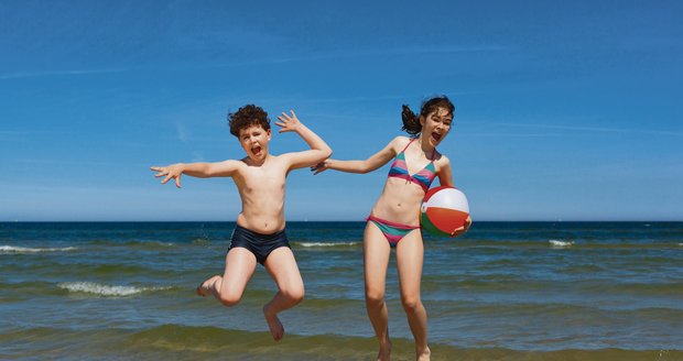 Děti v létě více rostou. Důvodem je pohyb, kvalitní strava, dostatek vitaminu D a pohoda o prázdninách.