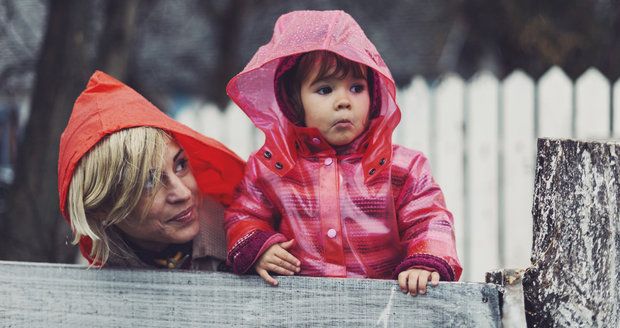 O víkendu se výrazně ochladí,  po šesti týdnech dojde i na pláštěnky a deštníky