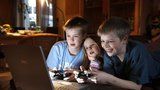 Děti z horších škol si na počítačích stahují filmy a víc hrají hry