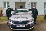 Policisté Kamil Tylka (vpravo) a Stanislav Vávra, kteří děti z domu plného kouře zachránili.