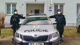 Policisté Kamil a Stanislav zachránili tři děti: Vyvedli je v Tachově z hořícího domu 