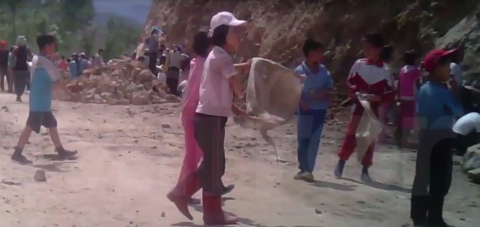 Uniklé záběry ze Severní Koreje zobrazují otrockou dětskou práci.