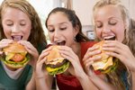 Jídlo z fast-foodu dokaže se zažíváním pořádně zatočit