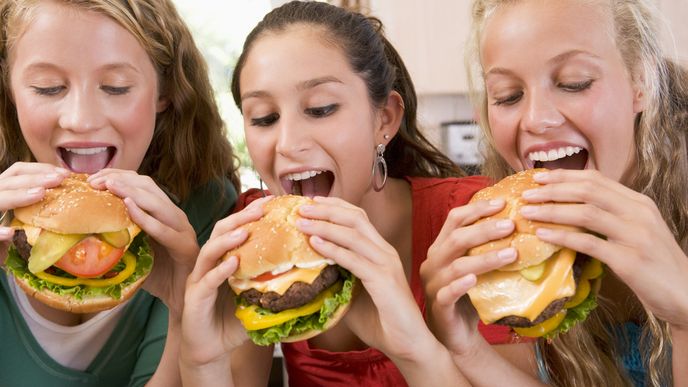 Nezakazujte puberťákům fast foody. Jen je naučte, jak si tam správně vybrat.