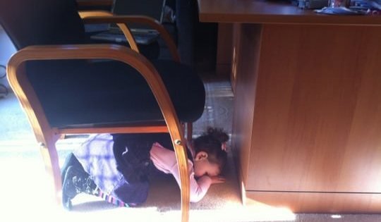 Pod židlí je ten nejlepší úkryt.