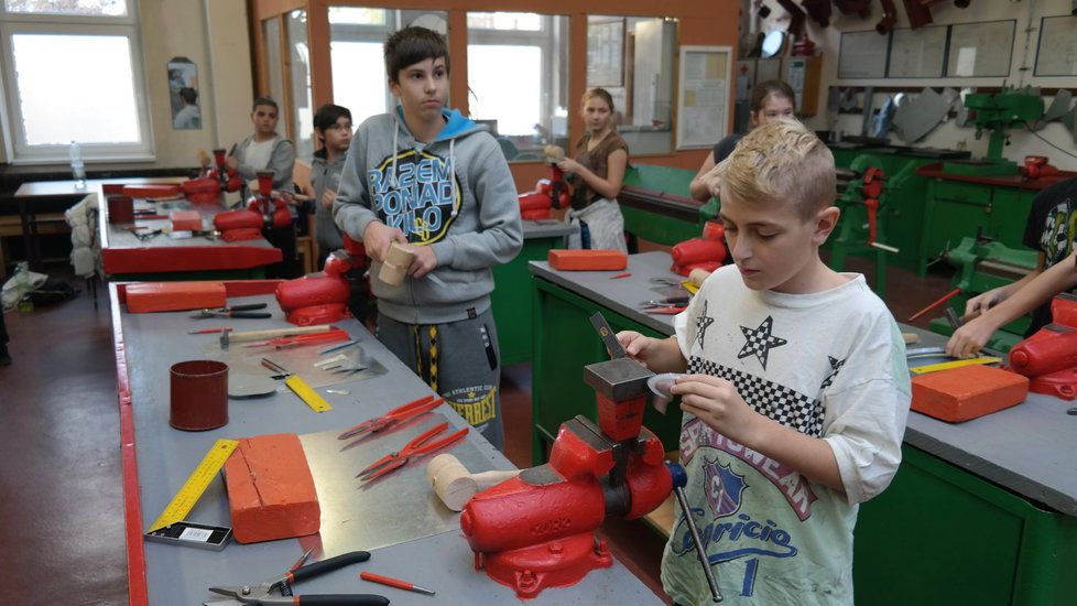 Podle učitelů by bylo smutné, kdyby se české školství vrátilo ke svěrákům a vyrábění věcí bez účelu