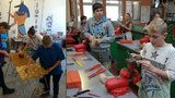 Školy „vyhnaly“ děti od počítače k řemeslu. Komín staví i předškoláci