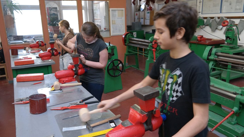 Odborníci se do dílen nehrnou, všichni si totiž vydělají větší peníze, pokud odejdou pracovat do soukromého sektoru.