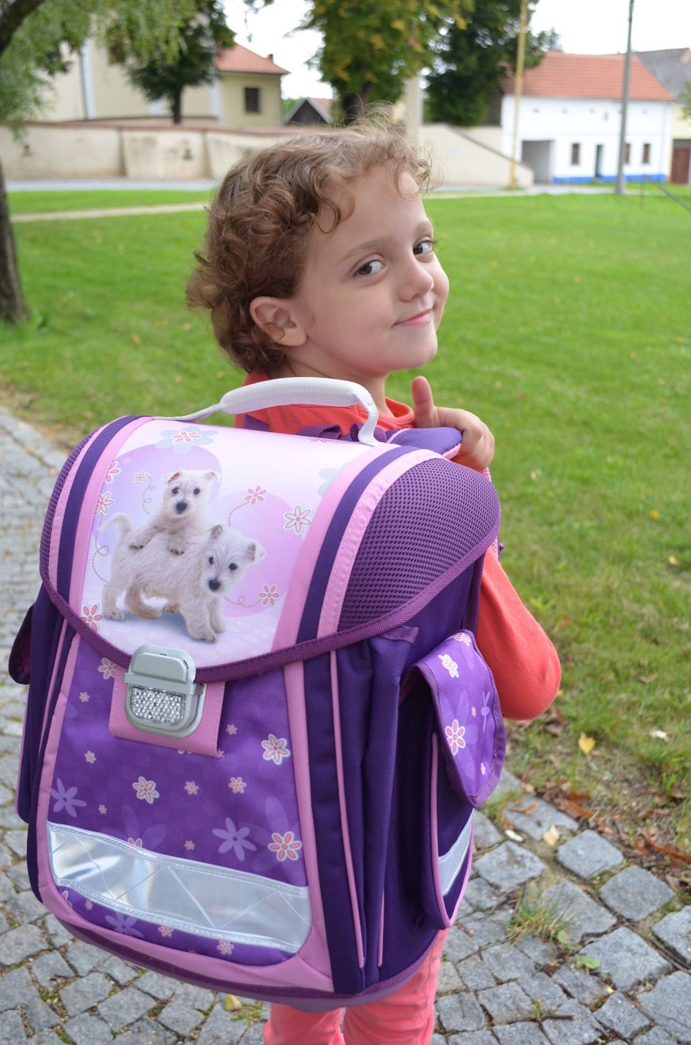 Adélka se pochlubila školní taškou