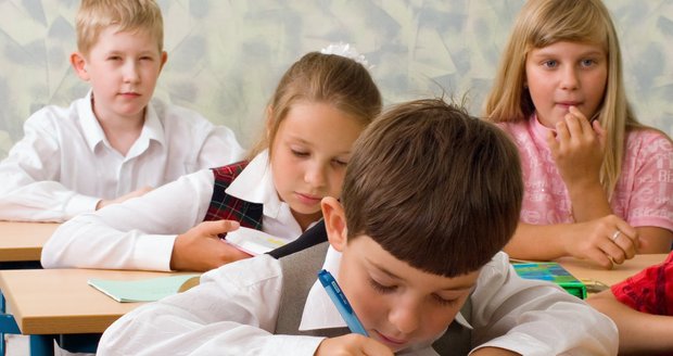 Dítě musí u zápisu prokázat dostatečnou slovní zásobu, schopnost udržet pozornost a celkovou školní vyzrálost.