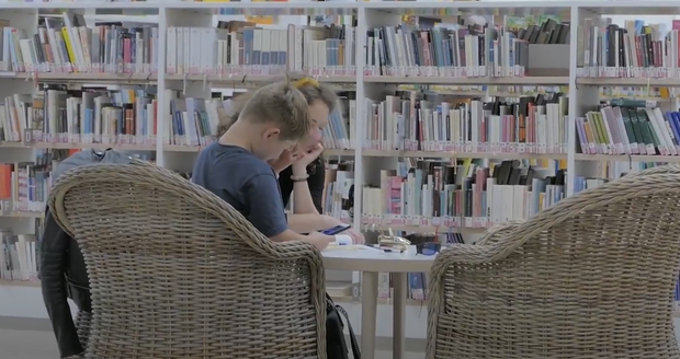 Dobrovolníci pomáhají v pobočkách městské knihovny dětem s úkoly i novou látkou