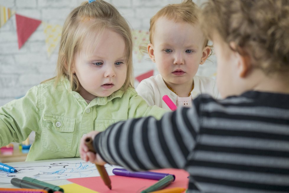 Debata v Senátu se strhla zejména o povinnosti školek zajistit místa i pro mladší než tříleté děti, která by podle účinného znění zákona nastala od roku 2020.