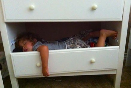 Kde všude děti dokážou usnout? V šuplíku, pod postelí nebo  na setkání s prezidentem