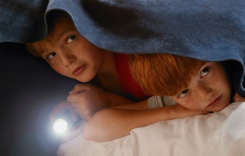 Děti byly v noci samy doma: V posteli rodičů našly cizího muže