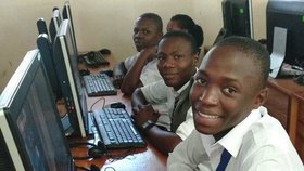 Chudé děti z Keni se učí na počítačích z Plzně: Město je vyřadilo a darovalo
