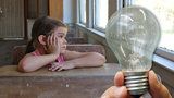 Děti v „žárovkové“ školce trpí, hrozí psychická újma i insomnie. Experti: Je to krize