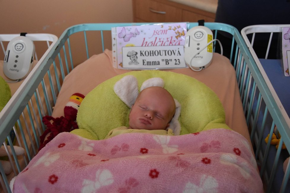 Jako druhá se narodila Emma, vážila 2,3 kg.
