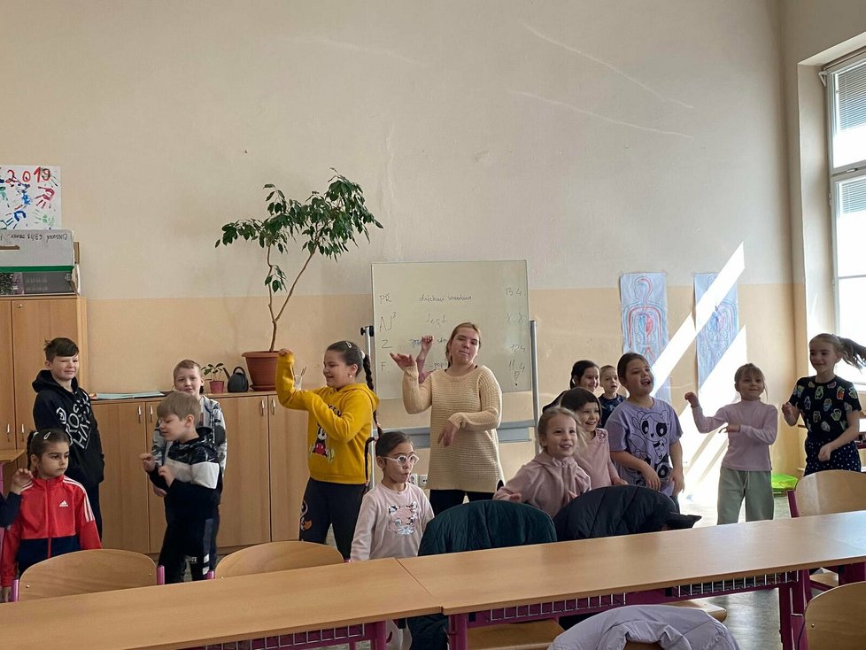 Dobrovolníci každou neděli berou děti z Ukrajiny na výlety, vymýšlejí jim program, aby se se jim vrátil to tváří smích