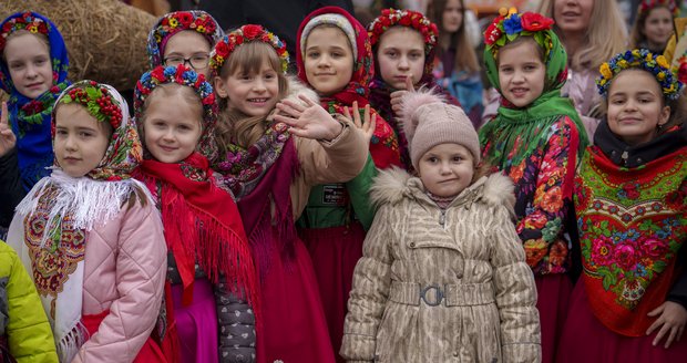 Ukrajinské děti se v okupovaných oblastech tajně učí v rodném jazyce: Rodiče riskují mučení