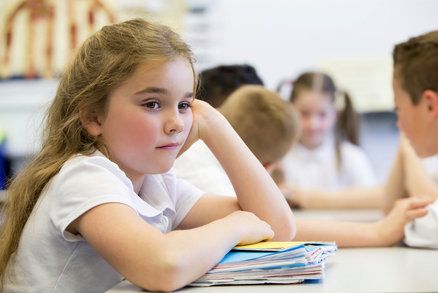 Děti ze „základky“ umí číst a počítat lépe než středoškoláci, zjistila studie