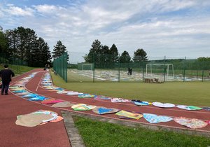 600 metrů dlouhý řetěz srdcí zaplnil ježovské školní hřiště. Na podzimu bude v Praze součástí výstavy u příležitosti českého předsednictví Evropské unie.