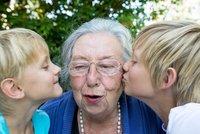 Výzkum: Vnoučata nucená líbat prarodiče mohou být náchylnější k sexuálnímu zneužívání!