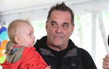 11měsíční syn herce Miroslava Etzlera: Táto, koukej, mám větší číro než ty