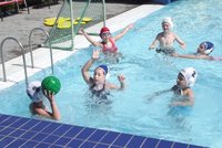 Chcete, aby bavilo vaše děti učit se plavat? Vyzkoušejte vodní pólo!