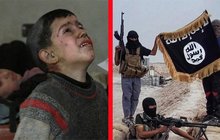 Stínání hlav, ukřižování, pohřbívání zaživa, opásání výbušninou: Tak zachází Islámský stát s dětmi!