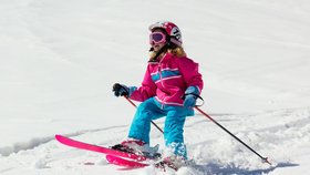 Zimní sporty děti baví, ale opatrnost je na místě.