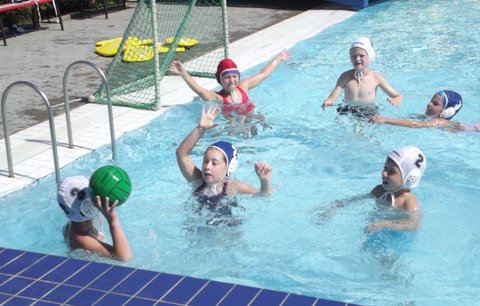 Chcete, aby bavilo vaše děti učit se plavat? Vyzkoušejte vodní pólo!