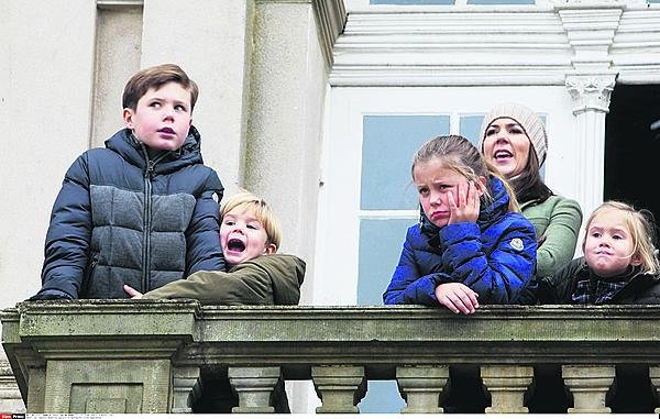 Dánsko: Christian, Vincent, Isabella a Josephine s maminkou Mary. »Blbnou« stejně jako neurozené děti.