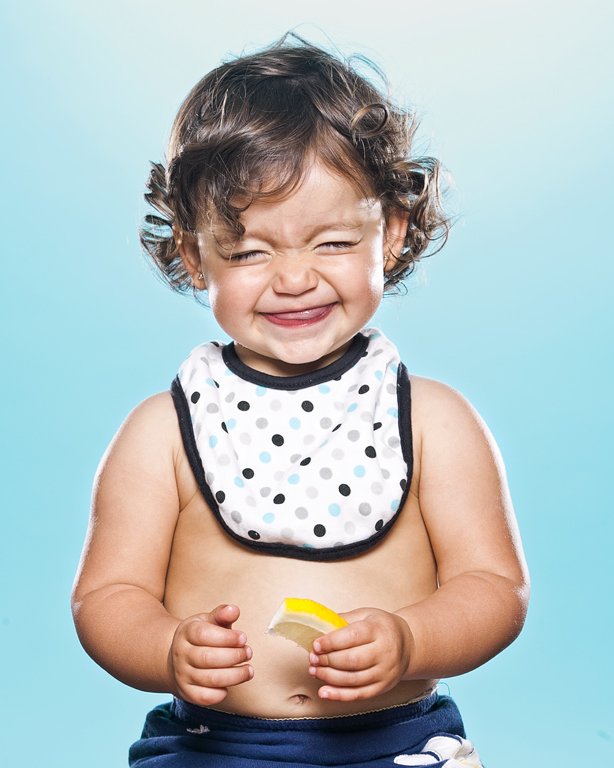 Dvojice fotogarfů zachitila dětské obličeje ve chvíli, kdy poprvé ochutnaly citron.