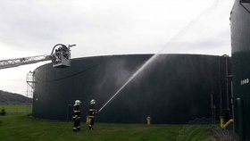 Požár bioplynové stanice v Dětřichově si vyžádal zraněné: Explodovala nádrž s plynem!