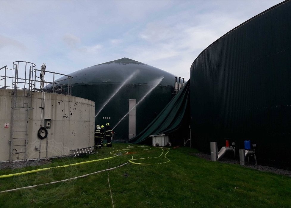 Požár bioplynové stanice v Dětřichově si vyžádal zraněné: Explodovala nádrž s plynem!