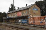 Historickou budovu nádraží v Dětřichově nad Bystřicí chce ministerstvo zbourat. Hnutí DUHA navrhuje jeho opravu.