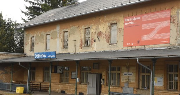 Historickou budovu nádraží v Dětřichově nad Bystřicí chce ministerstvo zbourat. Hnutí DUHA navrhuje jeho opravu