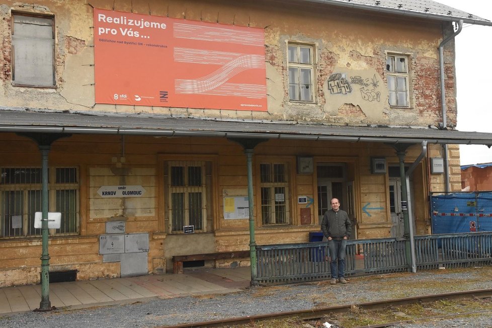 Historickou budovu nádraží v Dětřichově nad Bystřicí chce ministerstvo zbourat. Hnutí DUHA navrhuje jeho opravu.