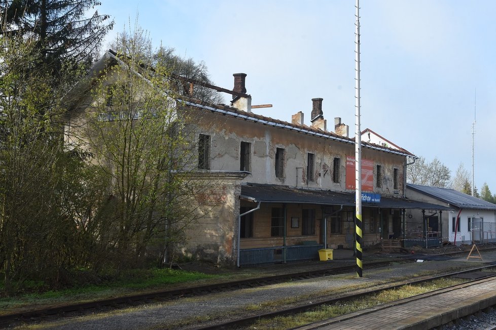 Historické nádraží v Dětřichově nezachránili. Budova jde k zemi.