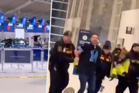 Řidič vjel autem přímo do letištní haly a způsobil povyk: Narazil do přepážky a křičel