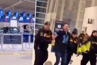 Řidič vjel autem přímo do letištní haly a způsobil povyk: Narazil do přepážky a křičel