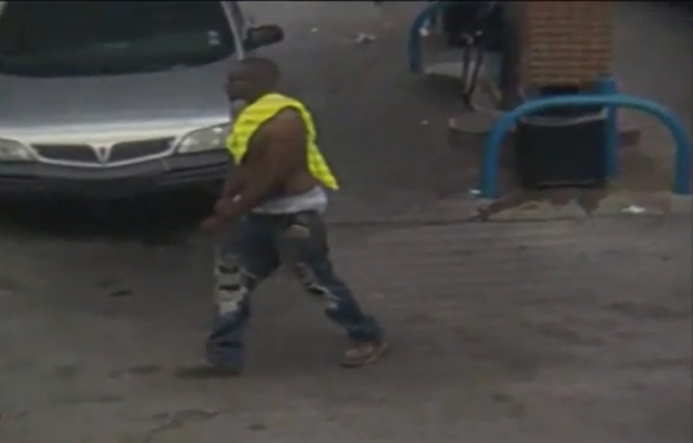 Muž si před krádeží benzinku prohlížel
