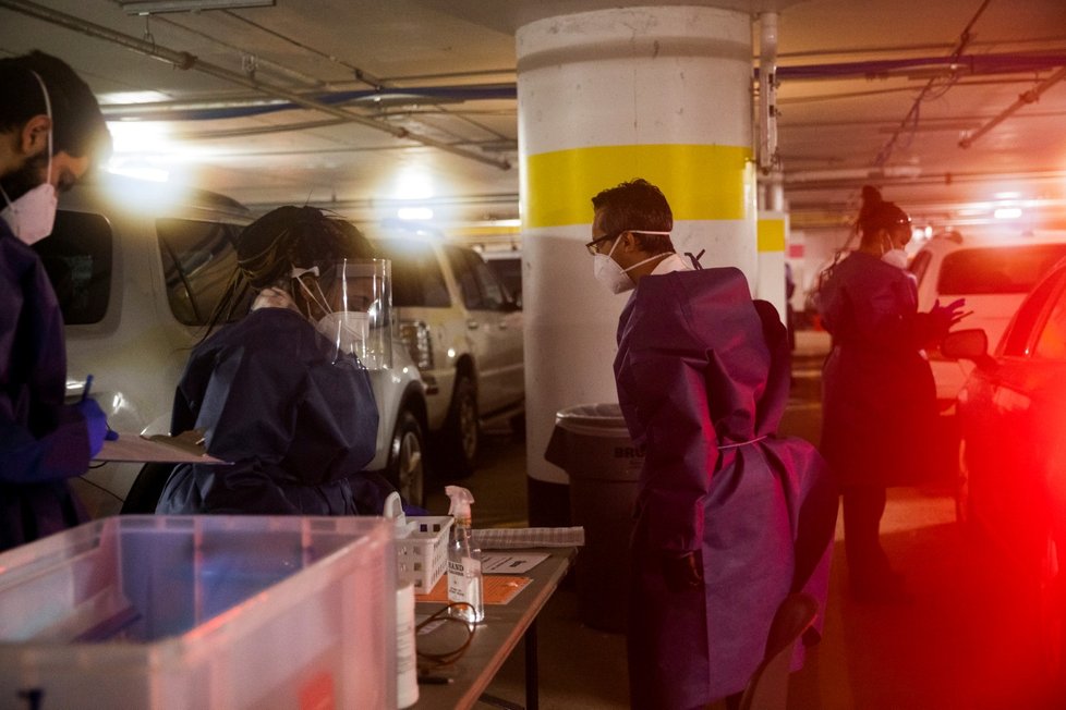 Očkování v americkém Detroitu probíhalo i v autě (15. 1. 2021) Očkování v americkém Detroitu probíhalo i v autě (15. 1. 2021)