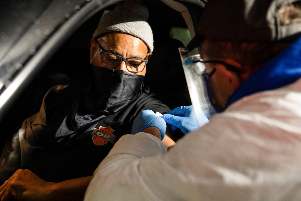 Očkování v americkém Detroitu probíhalo i v autě (15. 1. 2021) Očkování v americkém Detroitu probíhalo i v autě (15. 1. 2021)