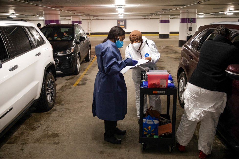 Očkování v americkém Detroitu probíhalo i v autě (15. 1. 2021) Očkování v americkém Detroitu probíhalo i v autě (15. 1. 2021)