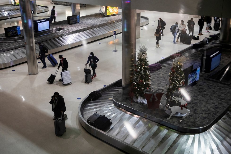 Ani o Vánocích se letiště příliš nezaplnila. Snímky z Detroitu (24.12.2020).