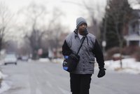 Muž chodí do práce denně pěšky 34 km! Jeho příběh dojal internet, posílají mu desetitisíce