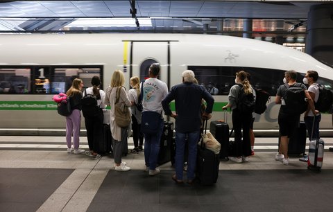 Vlakem z Berlína do Prahy nejdřív v pátek: Velká železniční stávka Němců nešetří ani Čechy